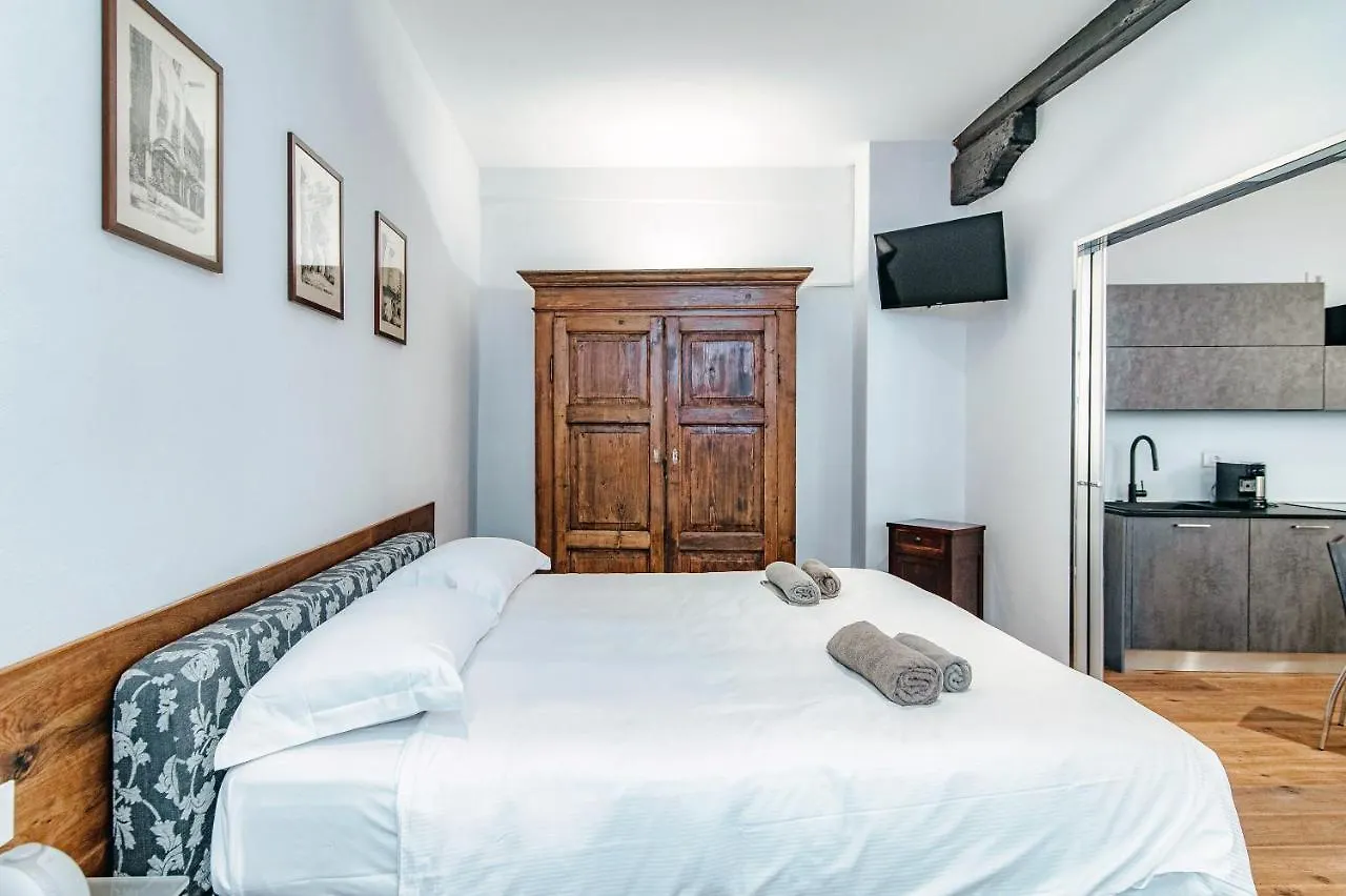 Suite Lo Storico - The House Of Travelers Como Italy