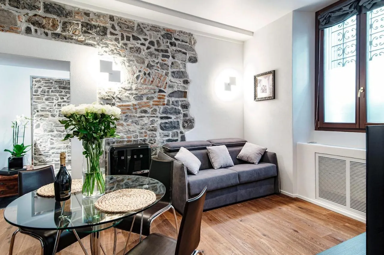Suite Lo Storico - The House Of Travelers Como 0*,  Italy