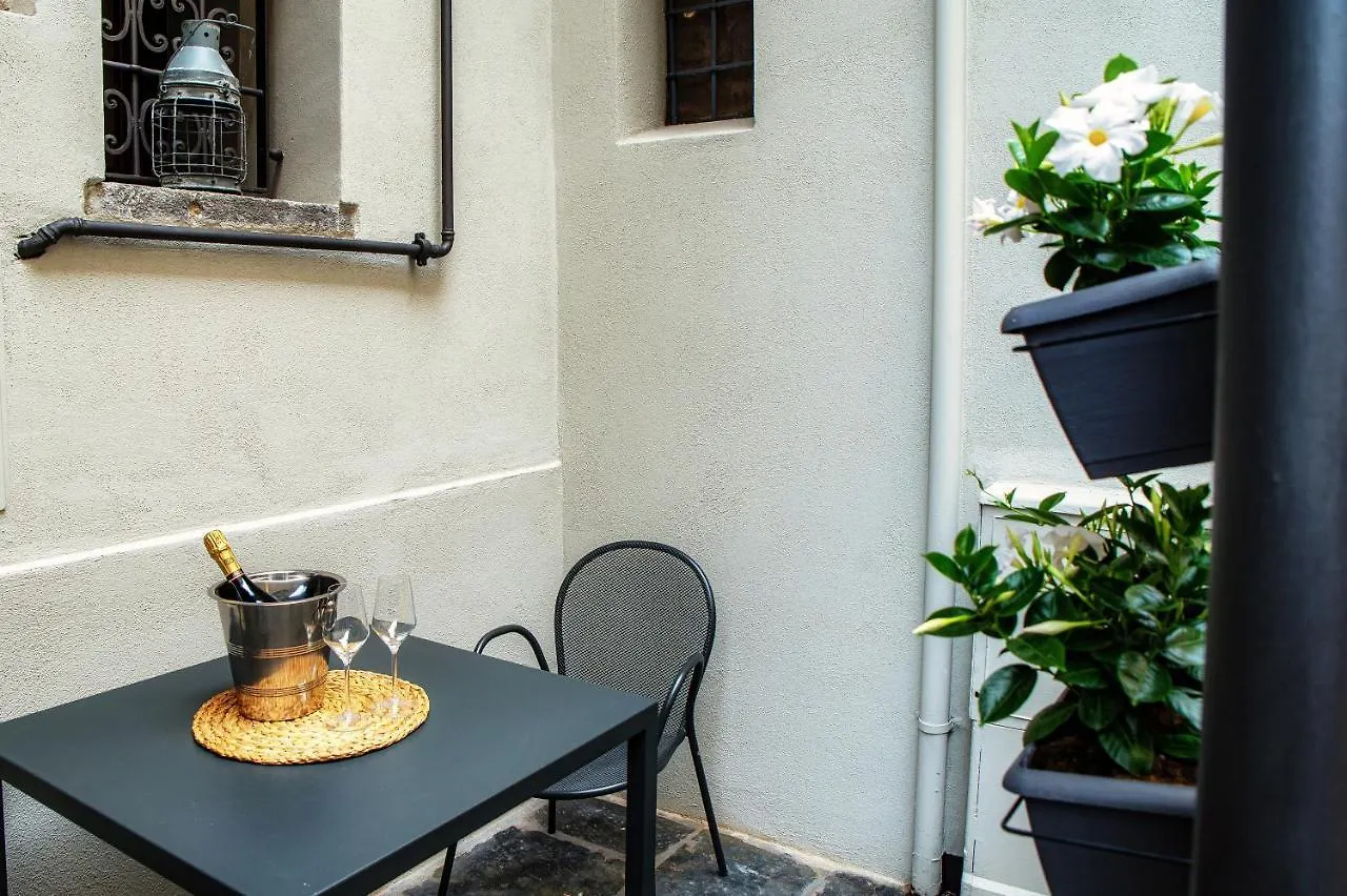 Suite Lo Storico - The House Of Travelers Como Apartment