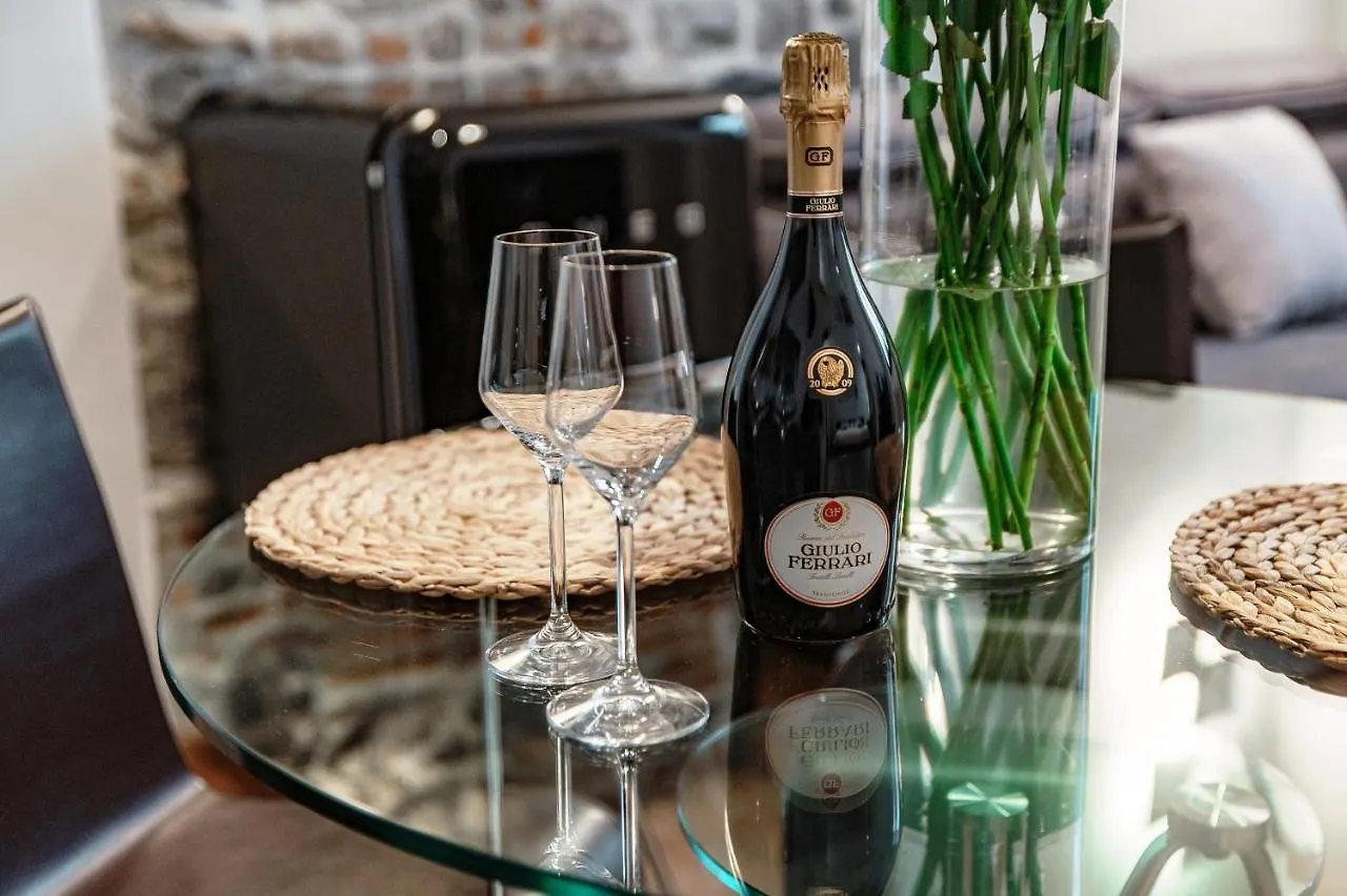 Suite Lo Storico - The House Of Travelers Como Italy