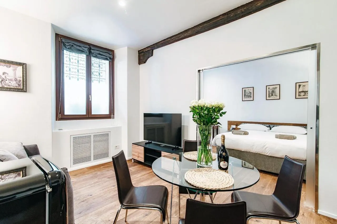 Suite Lo Storico - The House Of Travelers Como Italy